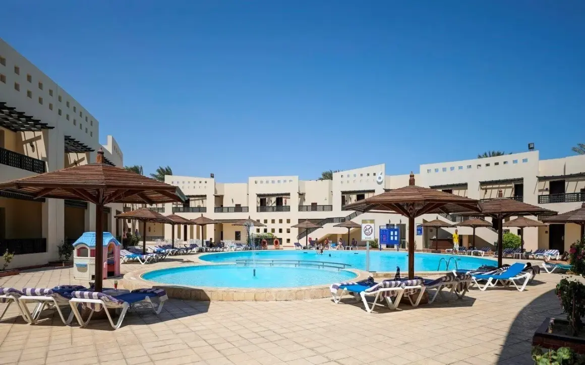 Basen i leżaki w Blend Club Aqua Resort. Opinie o tym miejscu są zazwyczaj pozytywne, zwłaszcza jeśli chodzi o strefę basenową.