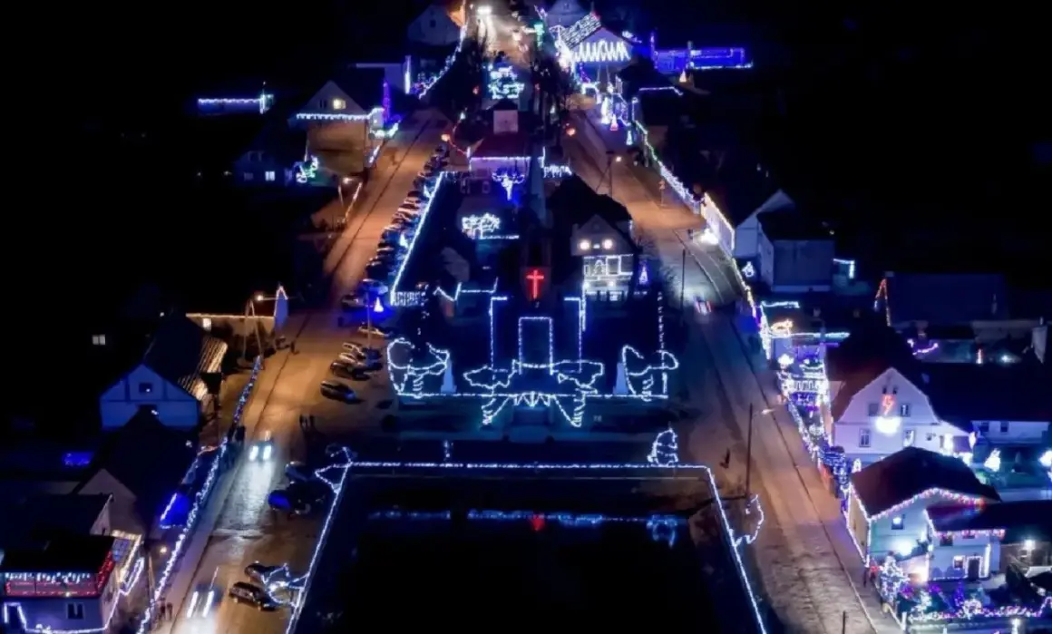 Nocne Popowo rozświetlone tysiącami światełek. Kościół i domy ozdobione świątecznymi iluminacjami tworzą magiczny widok.