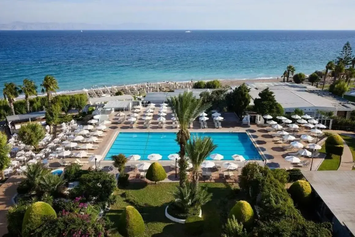 Piękny basen i plaża w Labranda Blue Bay Resort. Wiele leżaków i parasoli. Idealne miejsce na wakacje.