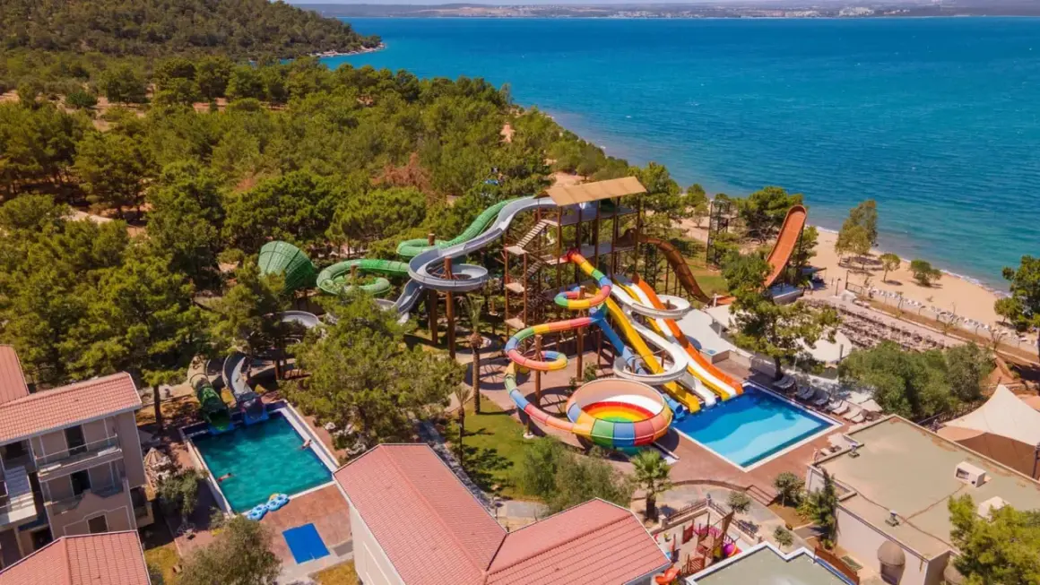 Wodne szaleństwo w otoczeniu natury! Ten long beach club oferuje mnóstwo atrakcji, a opinie gości potwierdzają jego wyjątkowość.