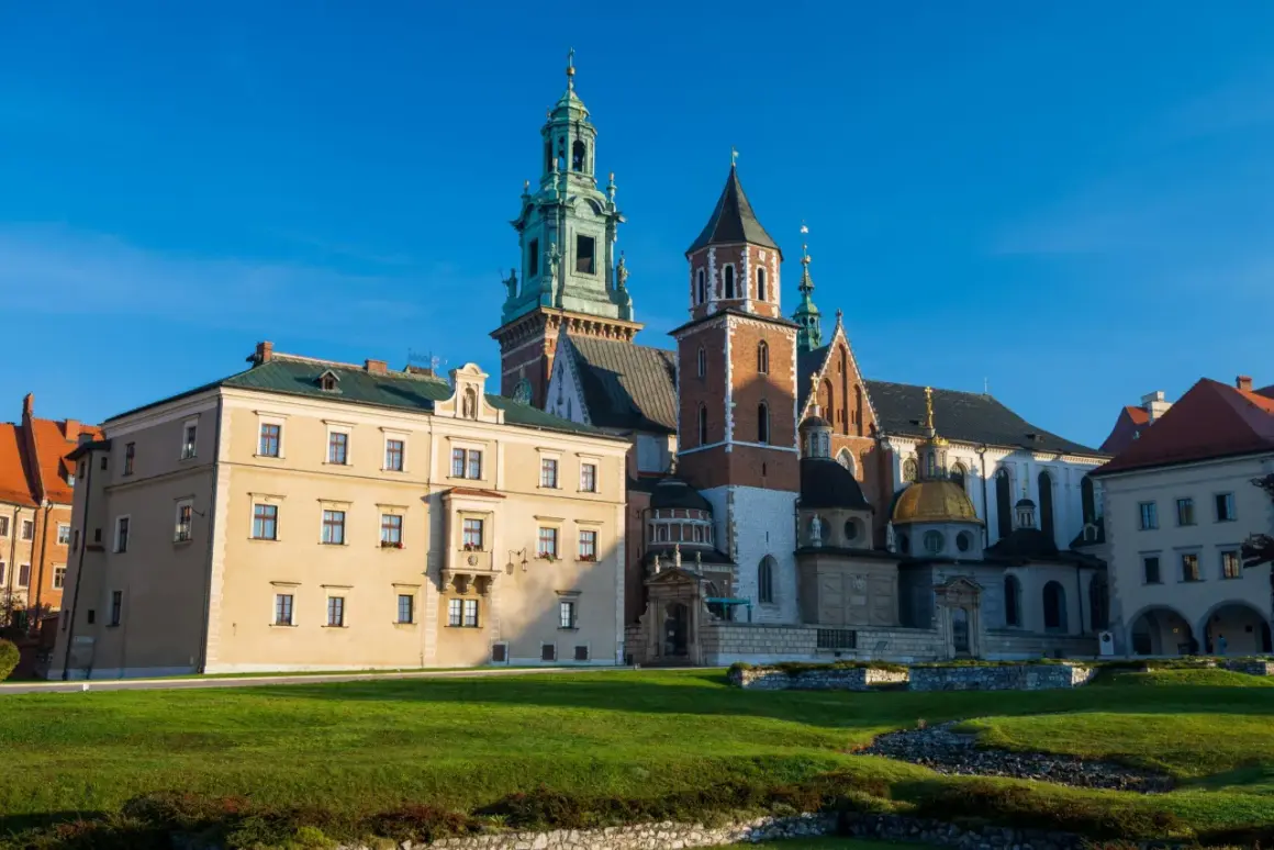 Zamek Królewski na Wawelu, z jego wieżami i złotą kopułą, zachwyca. Sprawdź wawel bilety cennik, by zaplanować zwiedzanie.