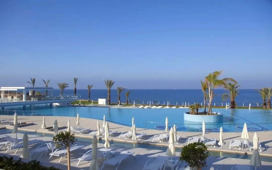 Basen i plaża w King Evelthon Beach Hotel and Resort. Opinie gości potwierdzają piękno tego miejsca.
