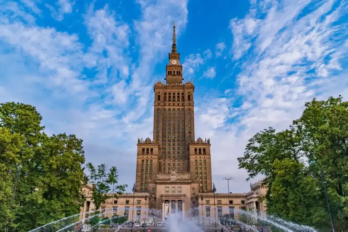 Pałac Kultury i Nauki w Warszawie, otoczony zielenią i fontannami, to symbol miasta. Poznaj ciekawostki o Warszawie!