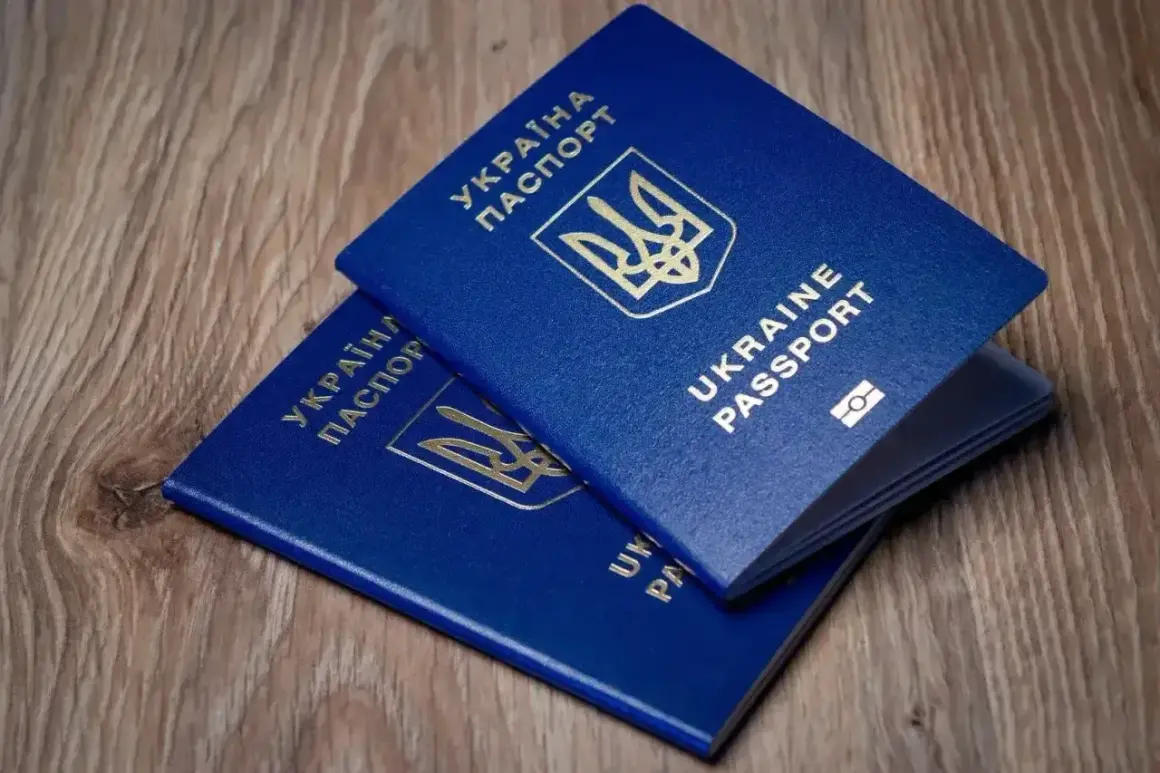 Dwa niebieskie paszporty Ukrainy leżą na drewnianym blacie. Czy do Turcji potrzebny jest paszport? Tak, do podróży potrzebny jest paszport.