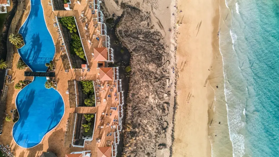 Widok z lotu ptaka na hotel TUI Magic Life Fuerteventura z basenami i plażą. Opinie o tym miejscu są zazwyczaj pozytywne.