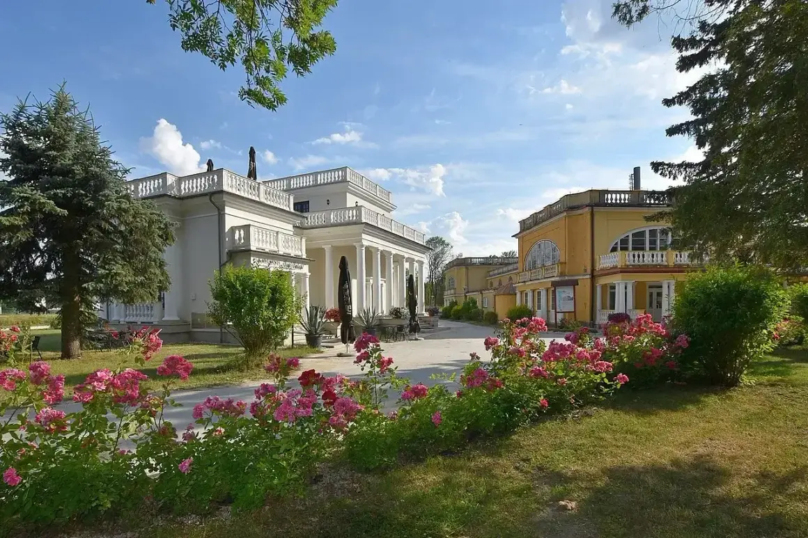 Sanatorium Świt w Solcu-Zdroju, otoczone kwitnącymi różami, zaprasza na relaks. Wiele pozytywnych sanatorium świt solec-zdrój opinie potwierdza jego urok.