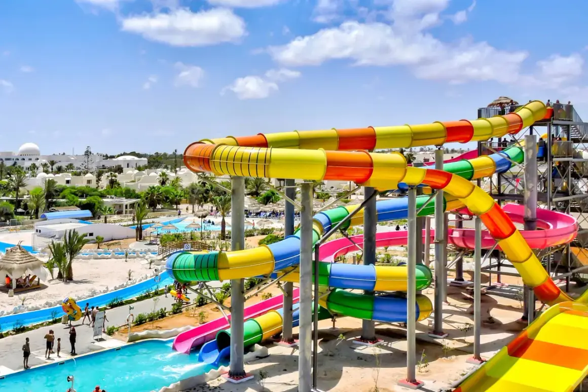 Kolorowe zjeżdżalnie wodne w Djerba Aqua Resort, idealne miejsce na wakacje. Opinie gości potwierdzają świetną zabawę dla całej rodziny.