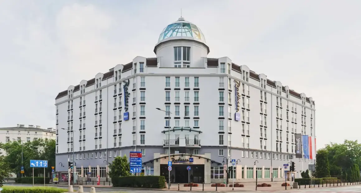 Elegancki Radisson Blu Sobieski Hotel Warsaw z charakterystyczną szklaną kopułą.