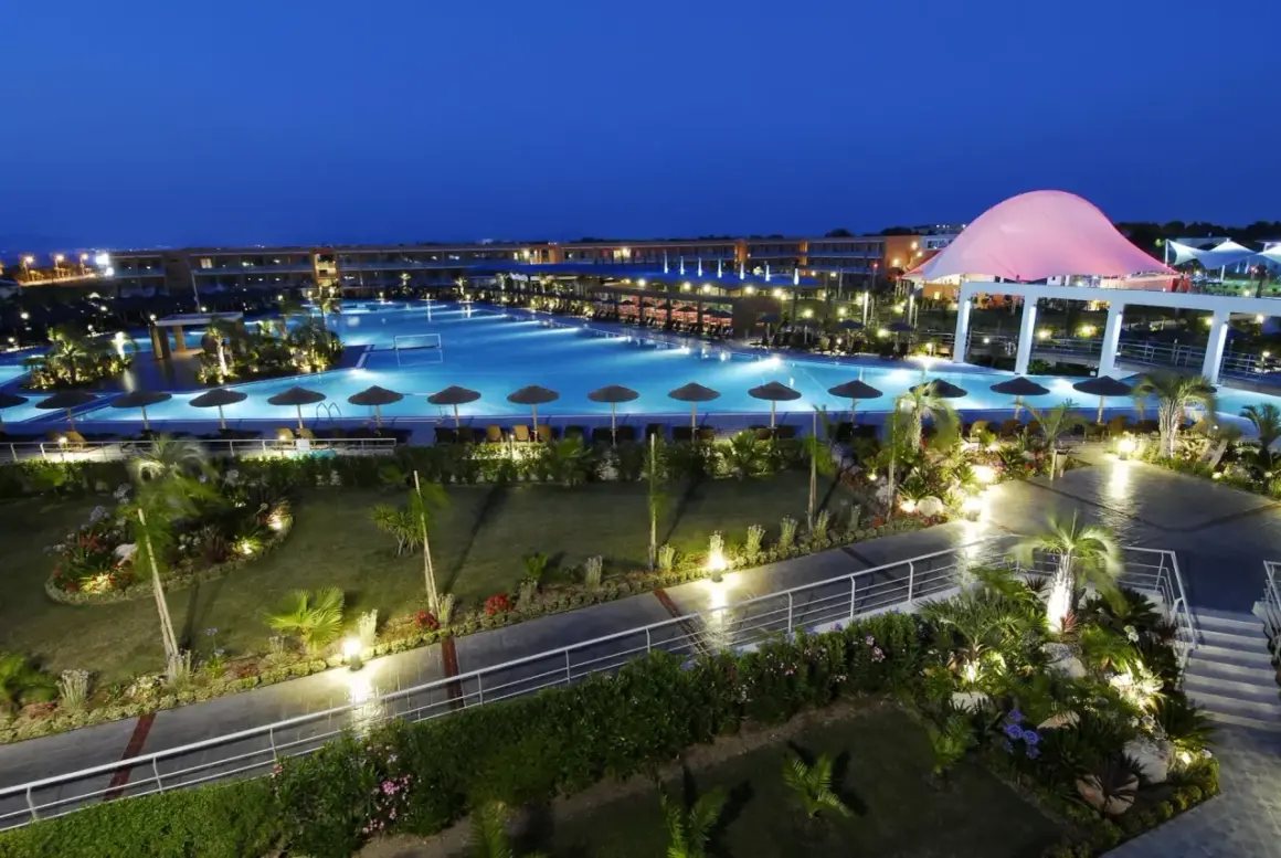 Piękny basen i teren resortu nocą. Wiele osób szuka **blue lagoon resort opinie** przed rezerwacją.