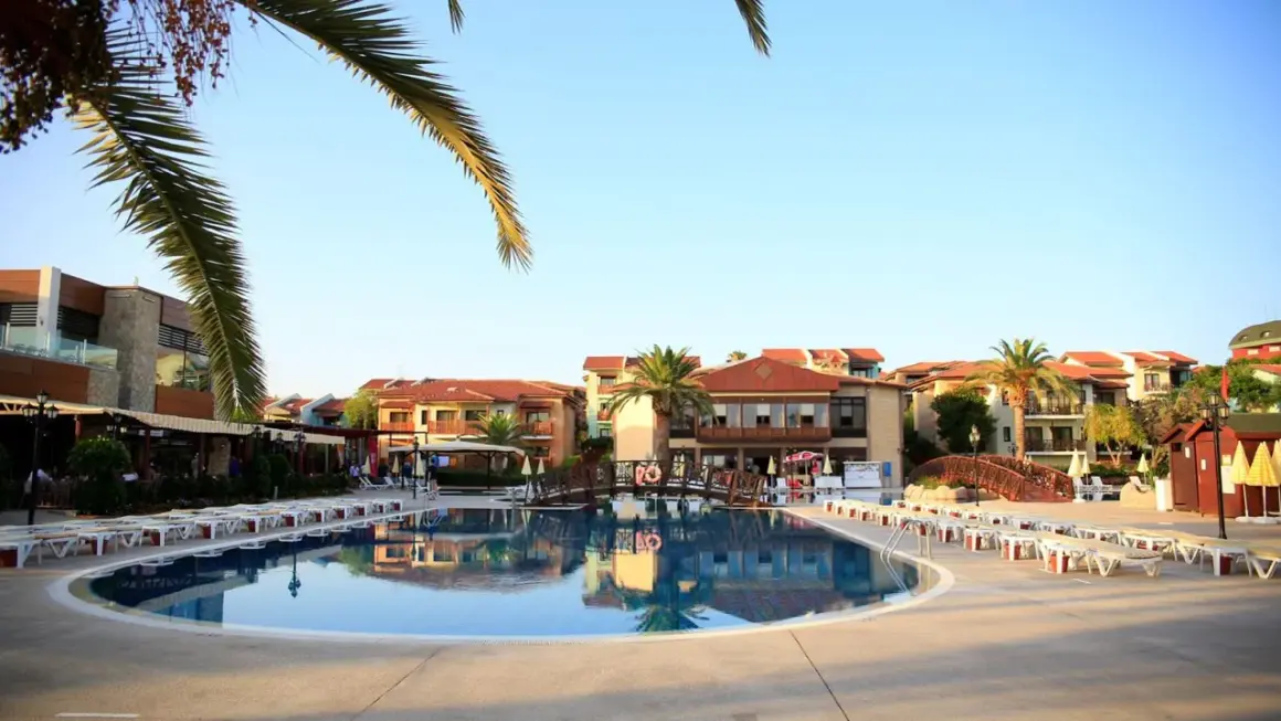 Basen i leżaki w Gypsophila Holiday Village. Wiele pozytywnych opinii o tym miejscu.