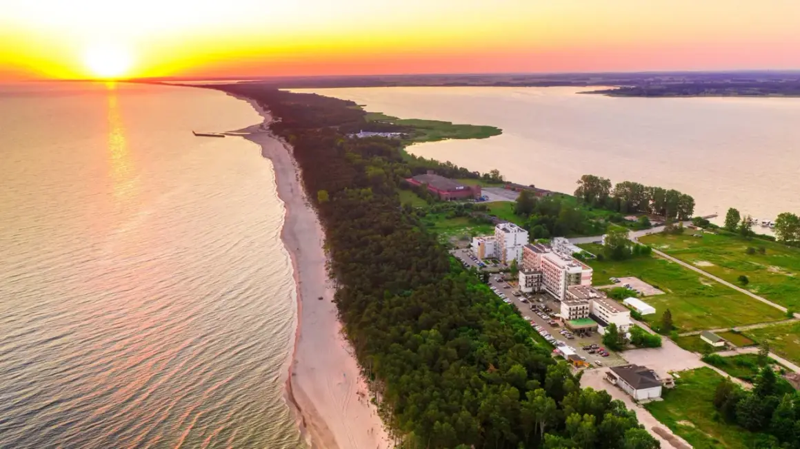 Zachód słońca nad morzem, plaża i hotele w Mielnie. Warto sprawdzić blue marine mielno opinie przed wyjazdem.