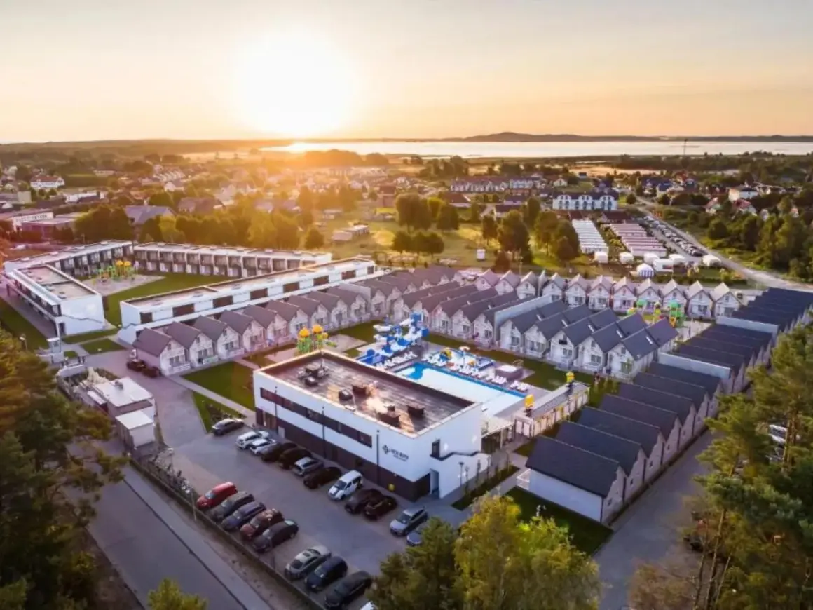 Nowe domki i basen w holiday park & resort Rowy. Opinie gości potwierdzają urokliwy widok o zachodzie słońca.