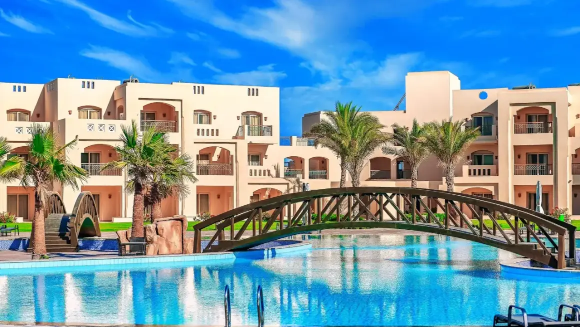Basen i mostek w Sataya Resort Marsa Alam. Opinie o tym miejscu są zazwyczaj pozytywne, a widok zachęca do relaksu.