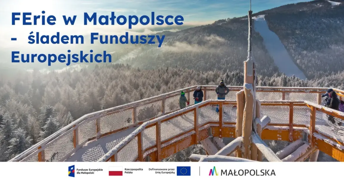 Zimowe ferie w Małopolsce na wieży widokowej, śladem Funduszy Europejskich. Widok na ośnieżone góry i las.