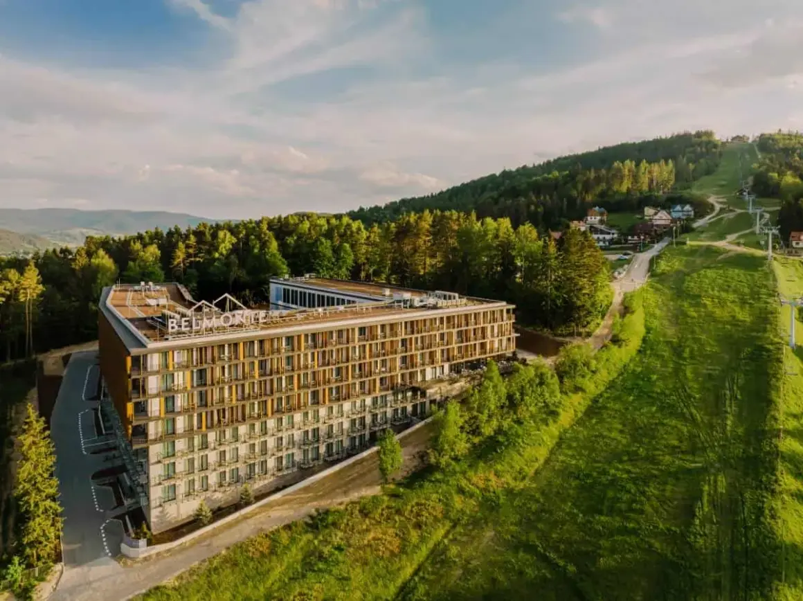 Nowoczesny hotel Belmonte w otoczeniu zieleni. Wiele pozytywnych belmonte opinie potwierdza jego urok.