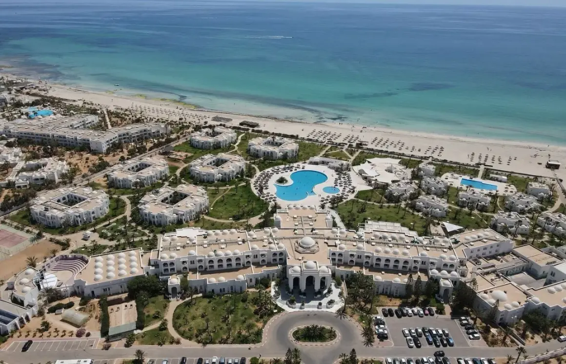 Widok z lotu ptaka na kompleks hotelowy Vincci Helios Beach z basenami i plażą. Wiele pozytywnych vincci helios beach opinie potwierdza urok tego miejsca.