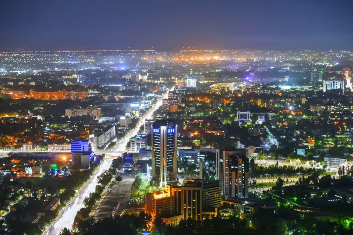 Nocny widok na Taszkent, stolicę Uzbekistanu, z oświetlonymi drapaczami chmur i ulicami.