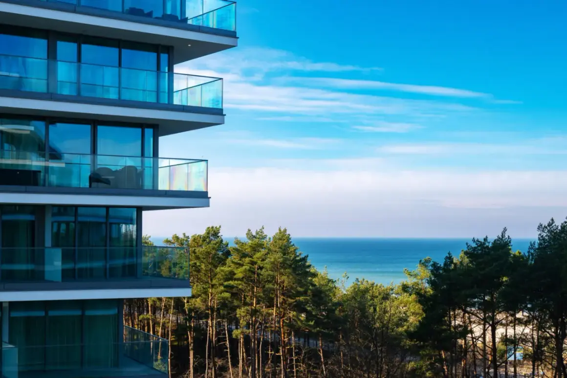 Nowoczesny budynek z balkonami i widokiem na morze. Wiele osób szuka wave międzyzdroje resort&spa opinie, by sprawdzić jakość wypoczynku.