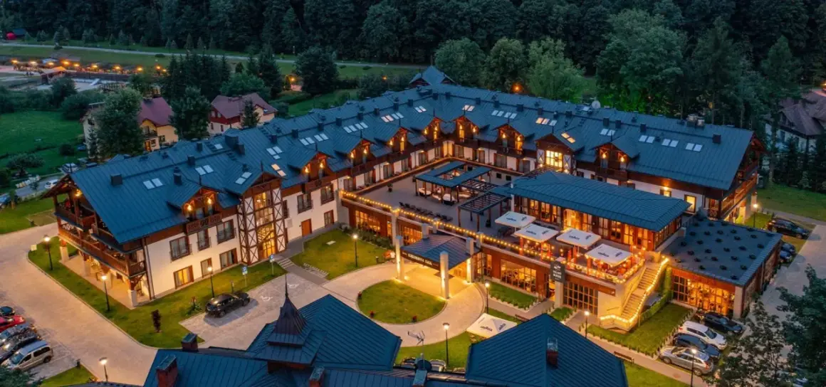 Elegancki hotel Szczawnica Park Resort & Spa w otoczeniu zieleni. Wiele pozytywnych hotel szczawnica park resort & spa opinie potwierdza jego urok.