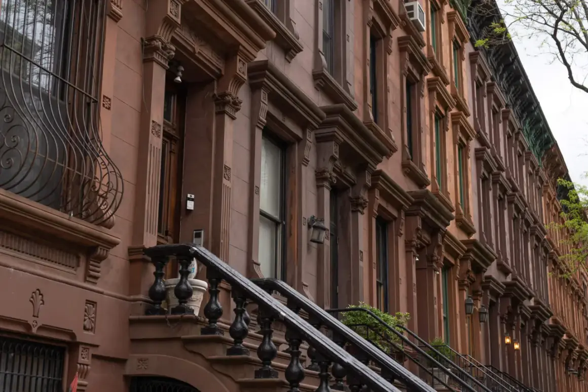 Eleganckie kamienice w stylu brownstone, typowe dla dzielnicy Harlem, z ozdobnymi gzymsami i kutymi balustradami schodów.