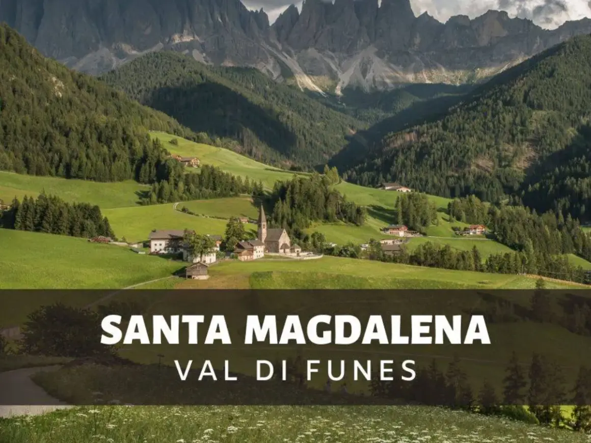 Malownicze **Val di Funes** z kościołem i domami w dolinie, otoczone zielonymi wzgórzami i skalistymi szczytami Dolomitów.
