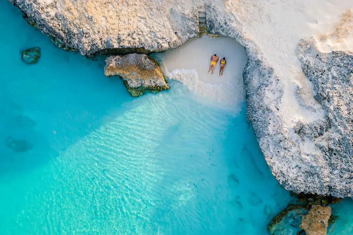 Aruba od plaż po Arikok. Praktyczny przewodnik z Polski
