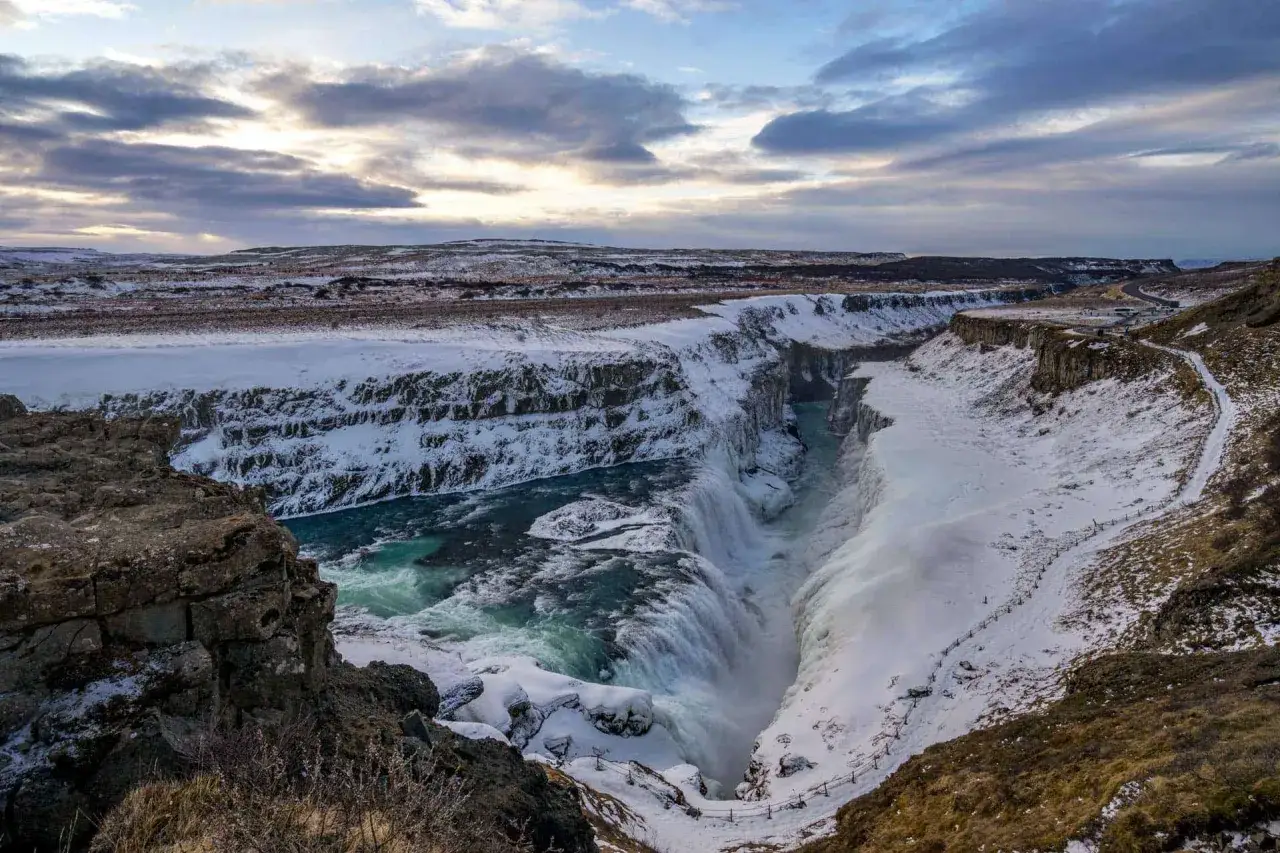 Zimowy wodospad Gullfoss, część Złotego Kręgu, w mroźnym krajobrazie Islandii.