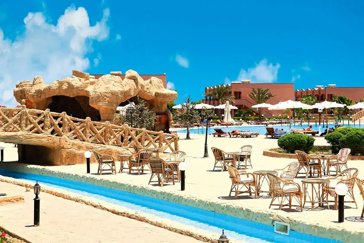 Wspaniałe opinie o Three Corners Happy Life Beach Resort! Widok na basen, sztuczną jaskinię i stoliki z rattanowymi krzesłami.