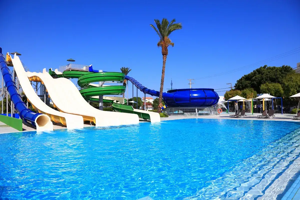 Wodne zjeżdżalnie i basen w Labranda Blue Bay Resort. Wiele pozytywnych labranda blue bay resort opinie o atrakcjach dla całej rodziny.