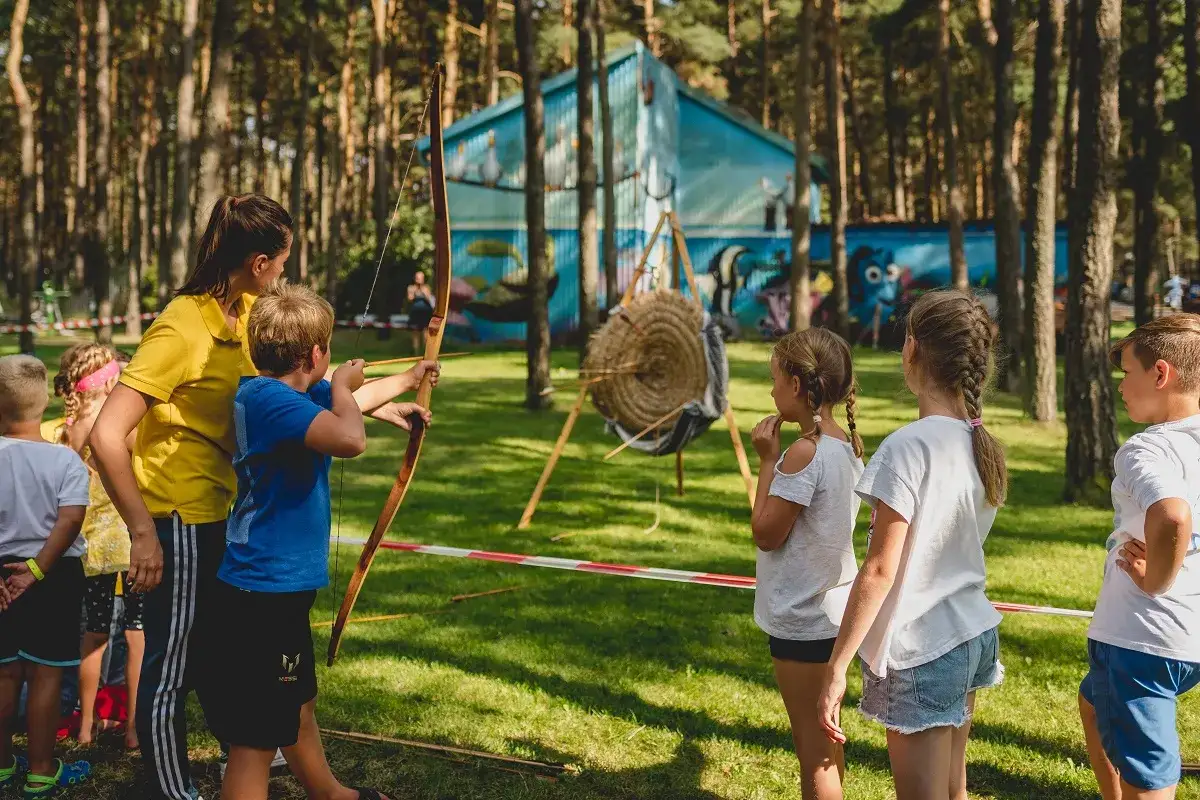 Dzieci uczą się łucznictwa w ośrodku wypoczynkowym. Pozytywne holiday park & resort rowy opinie to zasłużony efekt takiej zabawy.