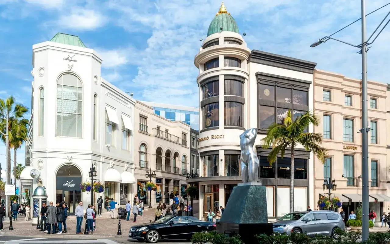 Eleganckie budynki i rzeźba na tle błękitnego nieba, typowy widok z Beverly Hills.