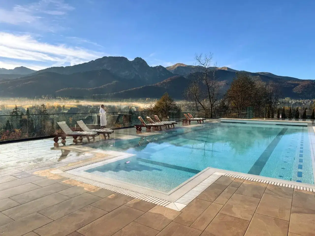 Basen z widokiem na Tatry. Idealne miejsce na relaks, jak sugerują bachleda hotel kasprowy opinie.