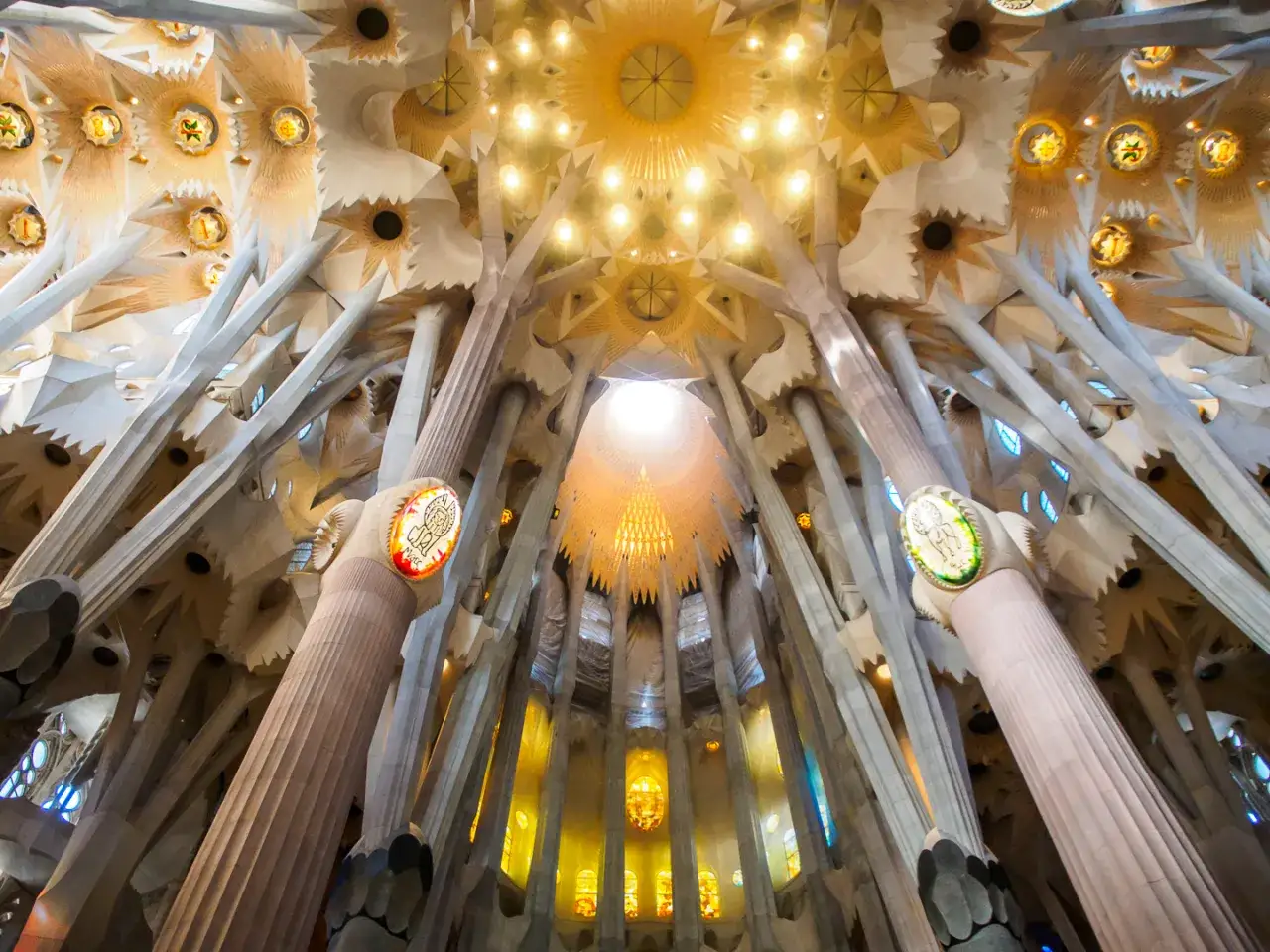 Wnętrze Sagrada Familia zachwyca organicznymi kolumnami przypominającymi drzewa i witrażami.