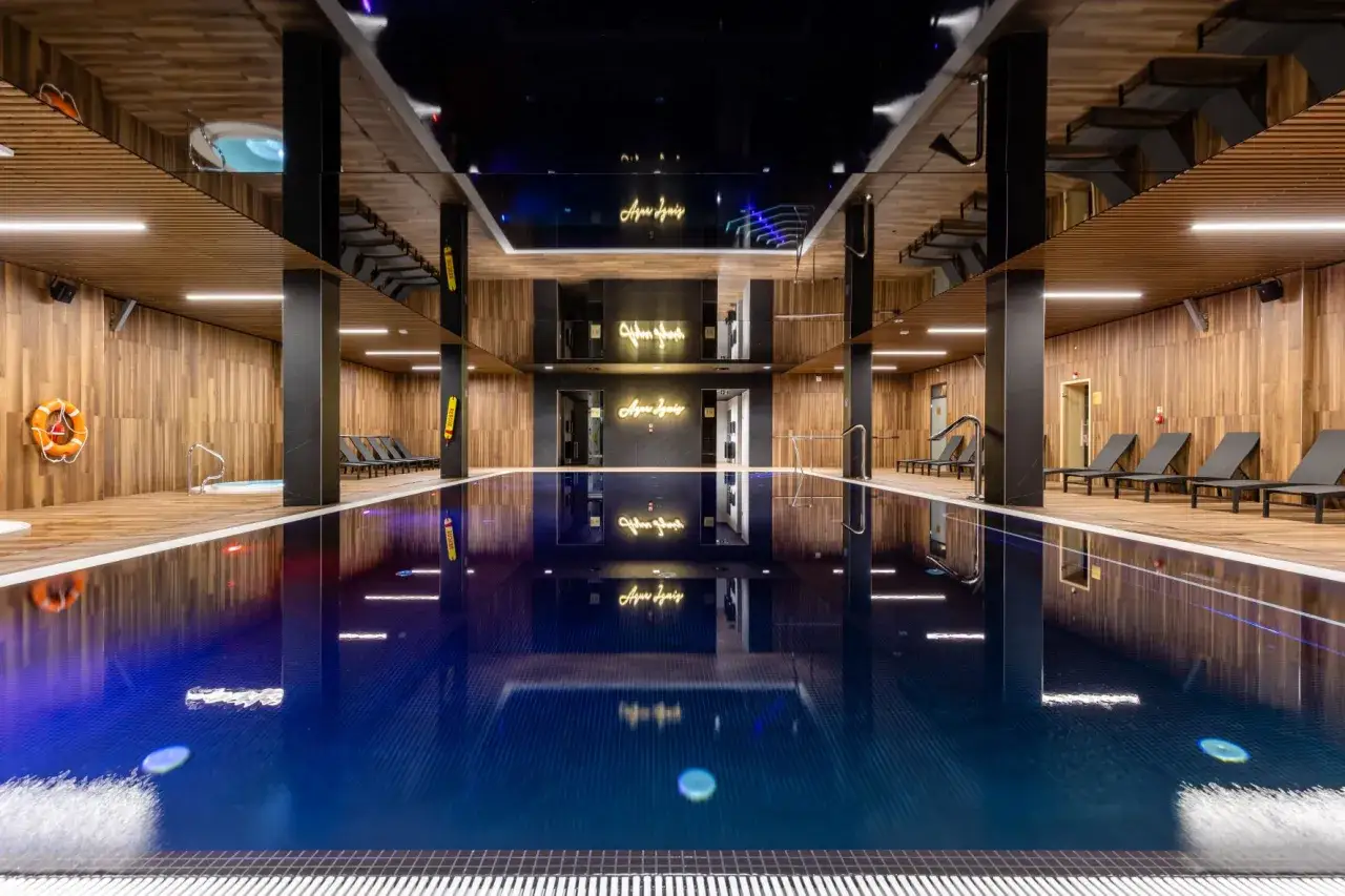 Basen w Elements Hotel & Spa. Opinie gości podkreślają nowoczesny design i relaksującą atmosferę.