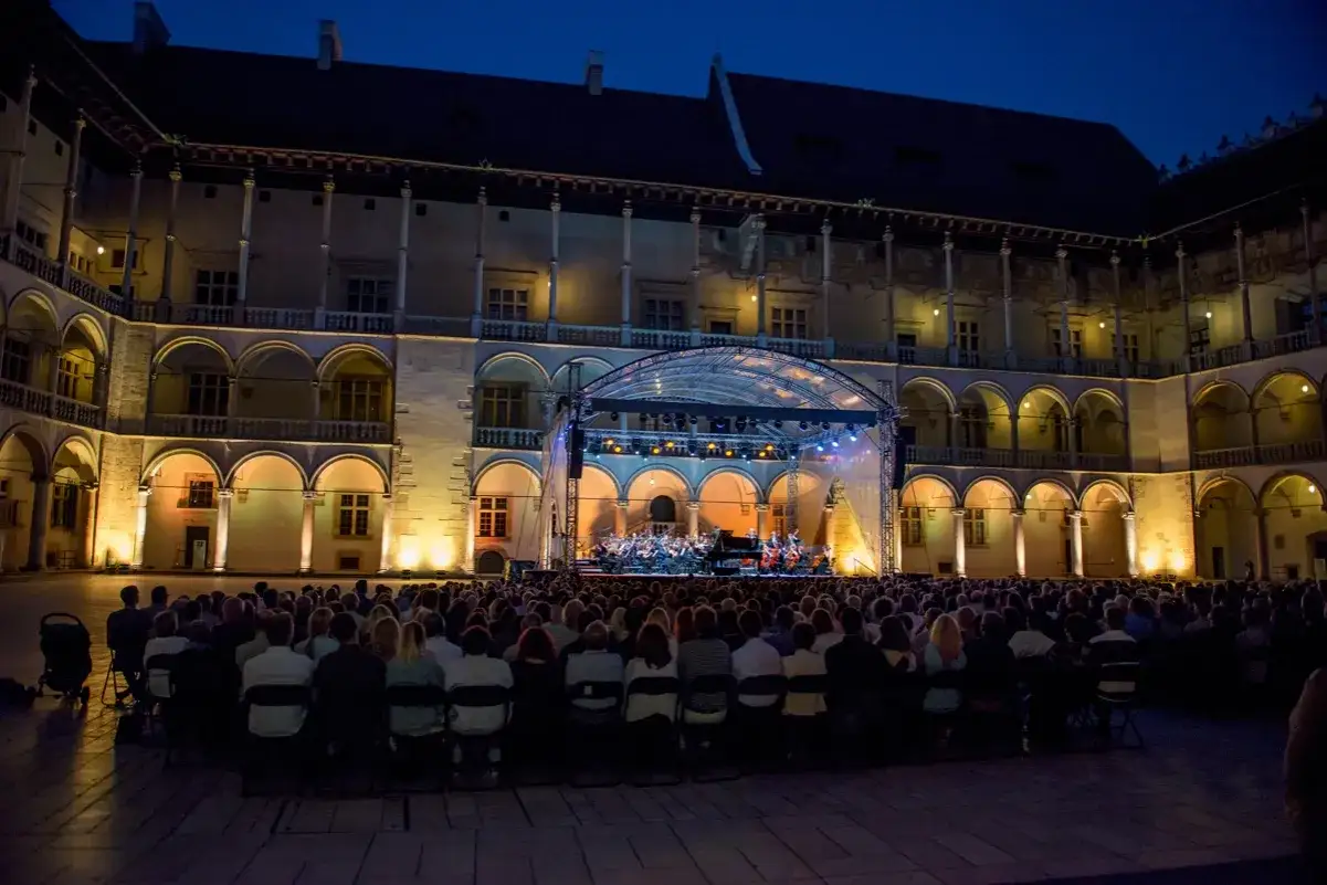 Koncert na dziedzińcu Wawelu. Sprawdź wawel bilety cennik, by dowiedzieć się, jak wziąć udział w podobnych wydarzeniach.
