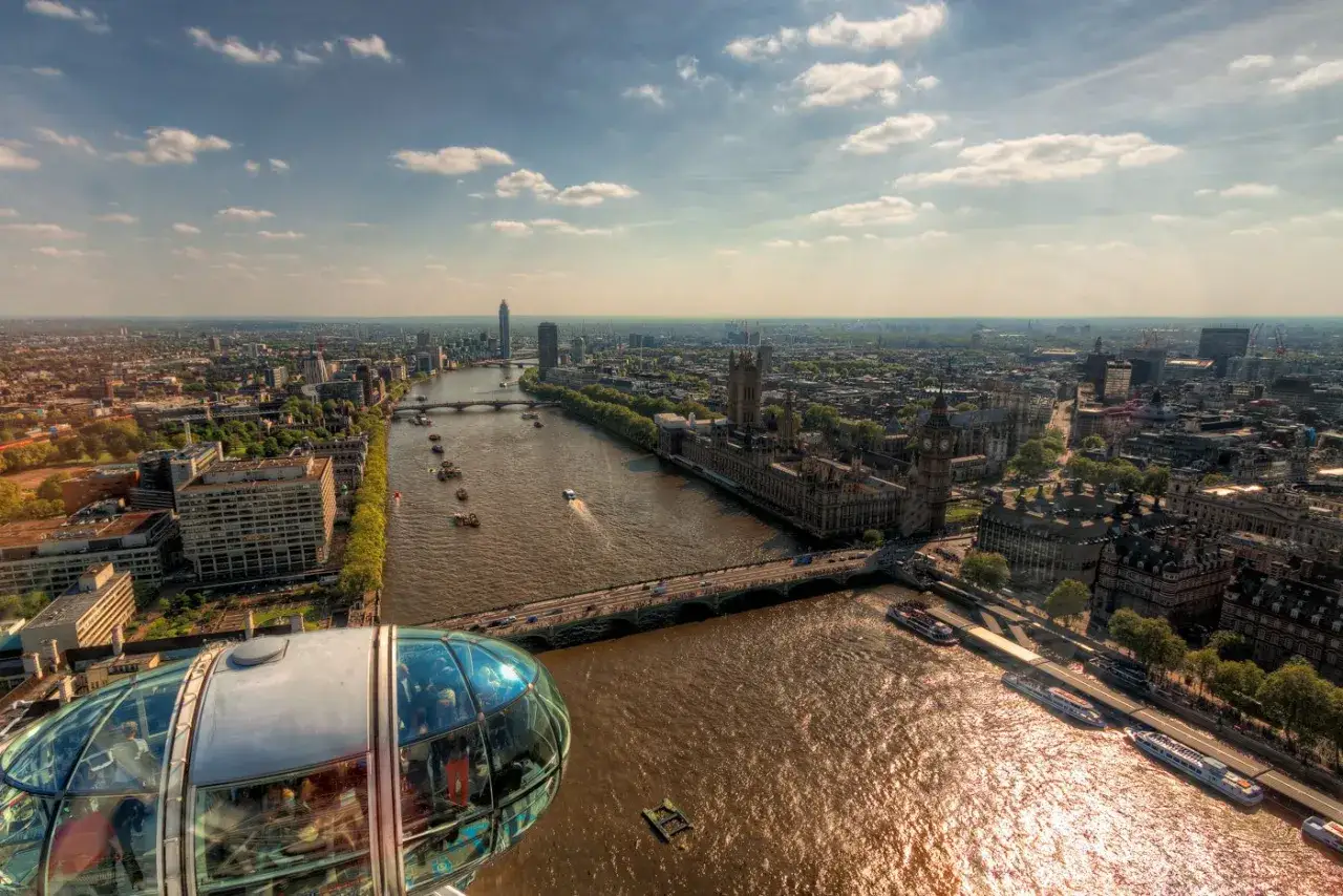 Widok z kapsuły London Eye ukazuje panoramę miasta i Tamizy. Wysokość pozwala dostrzec Parlament i Big Ben.