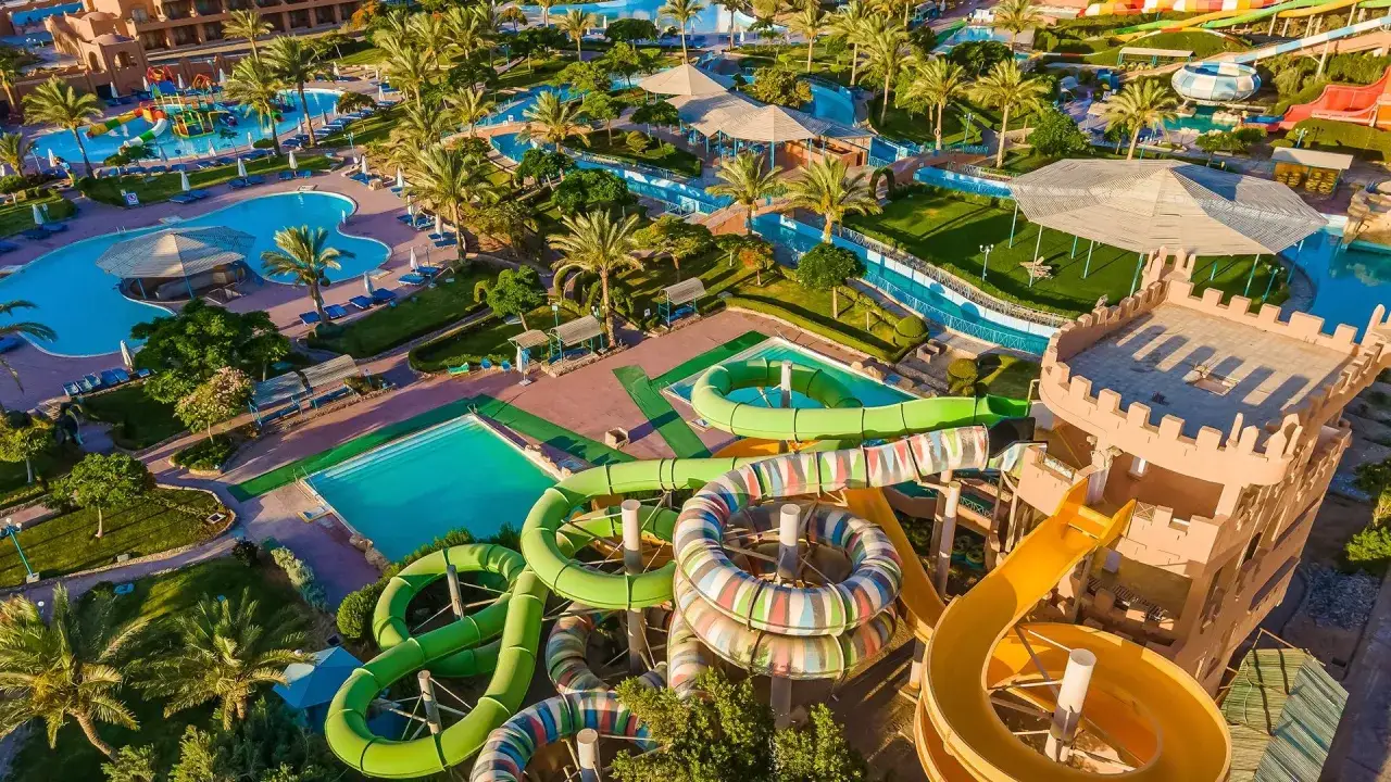 Wodne szaleństwo w Akassia Swiss Resort! Kolorowe zjeżdżalnie, baseny i palmy tworzą raj dla rodzin. Sprawdźcie akassia swiss resort opinie!