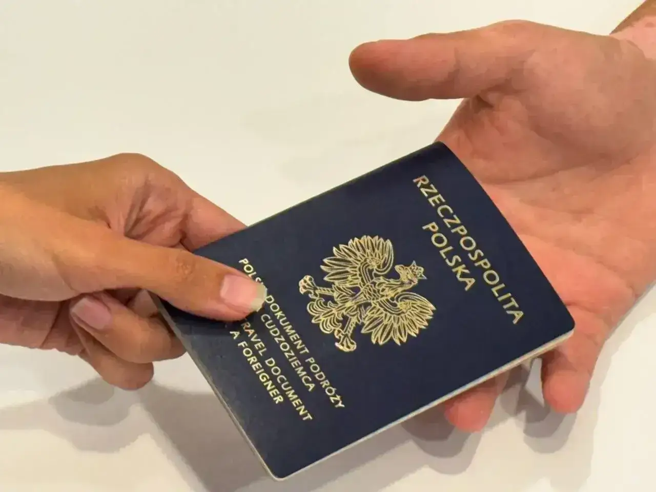 Paszport polski przekazywany z ręki do ręki. Czy do Bułgarii potrzebny jest paszport? Tak, jeśli nie podróżujesz na dowód osobisty.