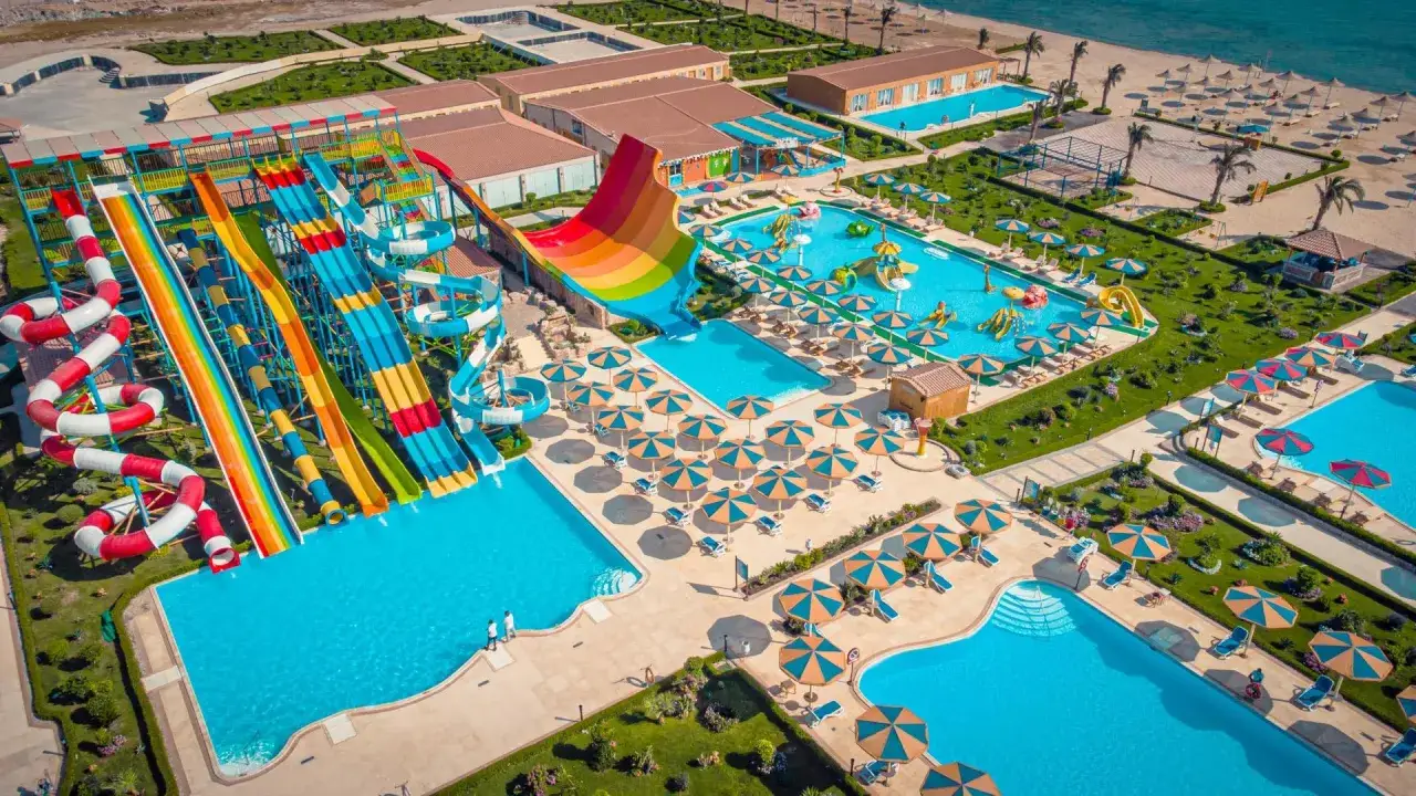 Wodne zjeżdżalnie i baseny w resorcie, idealne miejsce na wakacje. Hawaii paradise aqua park resort opinie.