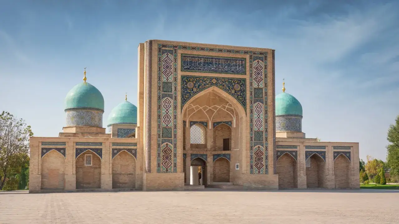 Wspaniała budowla z turkusowymi kopułami, ozdobiona mozaikami. To serce Taszkentu, stolicy Uzbekistanu, gdzie historia splata się z pięknem.