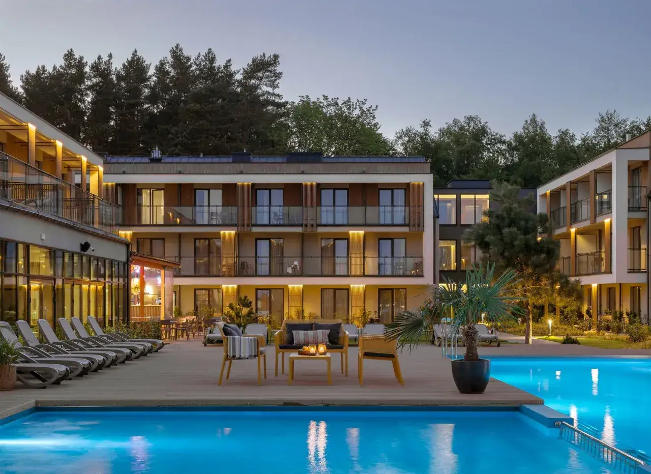 Nowe budynki, basen i leżaki przy lesie. Wiele pozytywnych saltic resort & spa grzybowo opinie potwierdza ten widok.