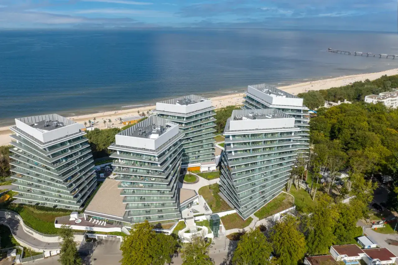 Nowoczesne budynki Wave Międzyzdroje Resort&Spa z widokiem na morze i plażę. Idealne miejsce na wakacje, o czym świadczą pozytywne opinie.