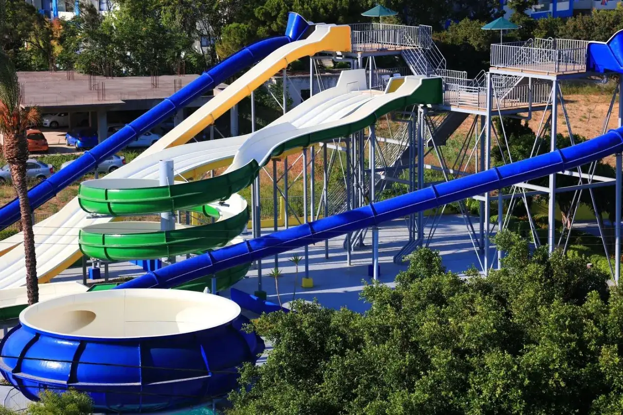 Kolorowe zjeżdżalnie wodne w Labranda Blue Bay Resort, idealne na wakacje.