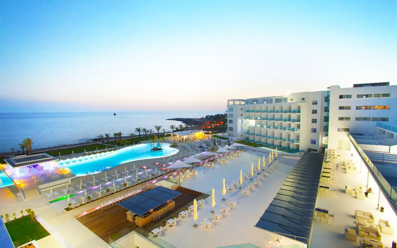 Nowe opinie o King Evelthon Beach Hotel and Resort: luksusowy hotel z basenem i widokiem na morze, idealny na wakacje.
