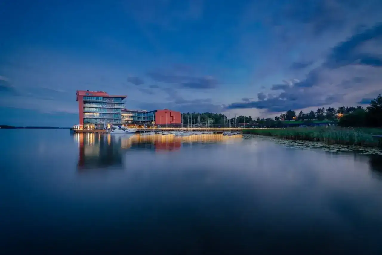 Hotel Mikołajki Leisure & Spa: nowoczesny obiekt nad jeziorem, z mariną i łodziami. Warto sprawdzić opinie przed rezerwacją.