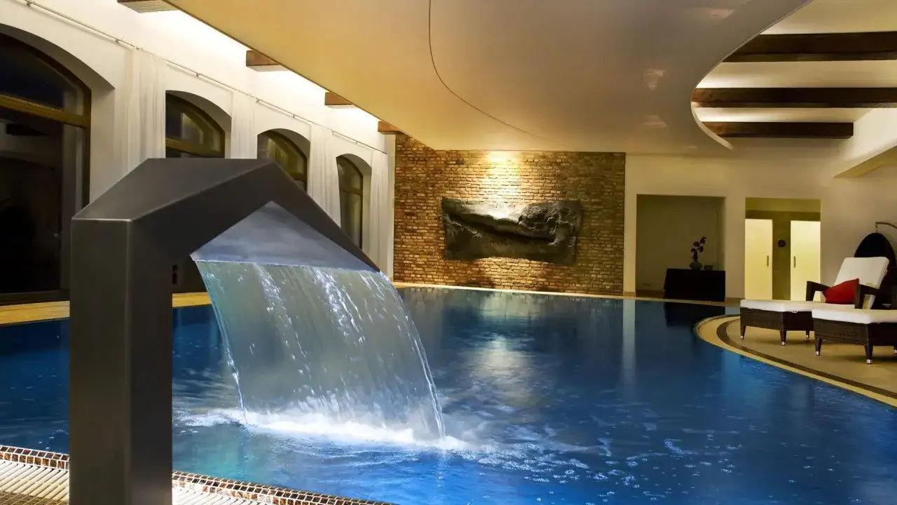 Relaks przy wodospadzie w basenie Hotelu Remes. Czytaj hotel remes • sport & spa opinie i planuj swój wypoczynek.