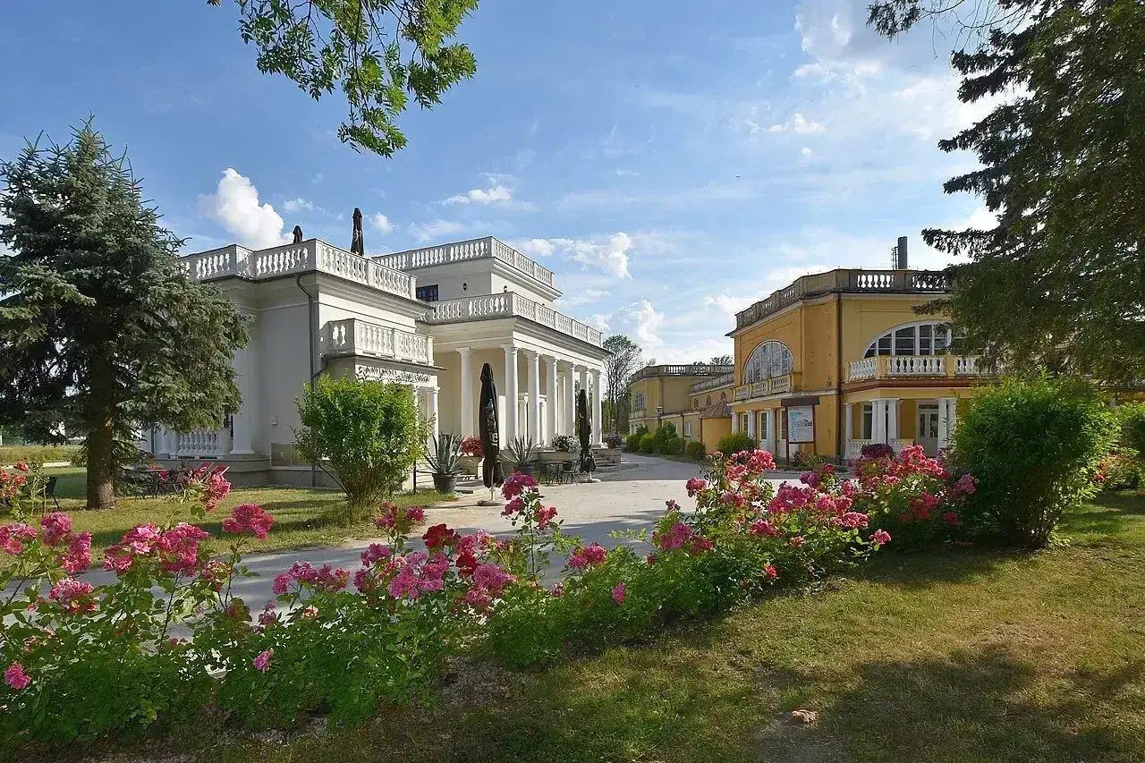 Sanatorium Świt w Solcu-Zdroju, otoczone kwitnącymi różami, zaprasza na relaks. Wiele pozytywnych opinii potwierdza jego urok.