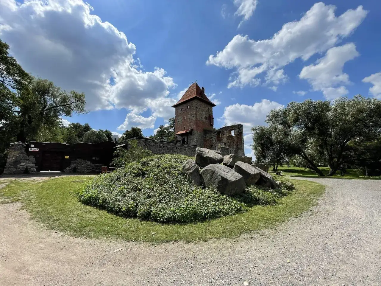 Ruiny zamku w Chudowie, wieża i mury obronne. Wspaniałe chudowskie atrakcje pod błękitnym niebem.