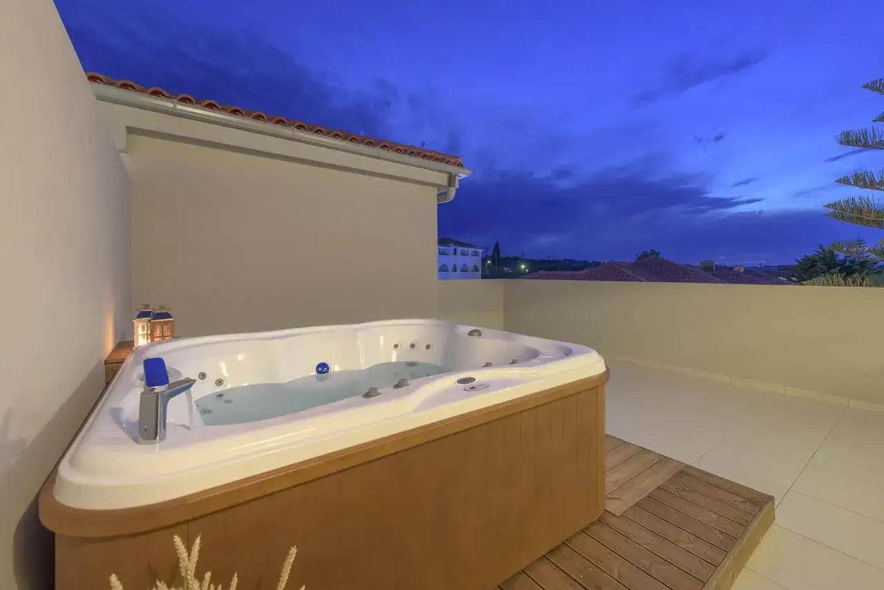 Relaks w jacuzzi na tarasie. Wiele pozytywnych azure resort & spa opinie potwierdza ten widok.