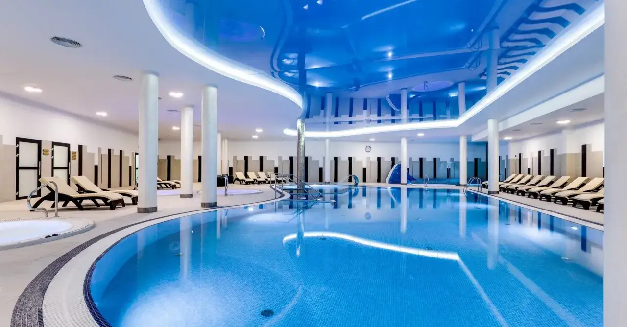 Nowe, nowoczesne centrum SPA z basenem i leżakami. Wiele osób szuka osada-sniezka opinie o tym miejscu.